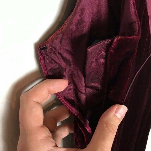 Watters And Watters Women's 12 Sleeveless Burgundy Colored Velvet Sheath Dress - Picture 5 of 11